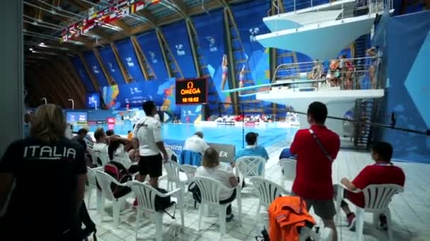 Kazan ロシア 7月2015 同期ダイビングの競技中にテレビカメラ放送 アスリートはアクアティクス宮殿のプールで訓練 第16回Fina世界選手権 — ストック動画