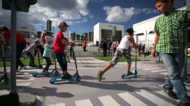 2015年7月27日 ロシア カザン市 子供たちが横断歩道や信号機を設置し 道路形式の遊び場でスクーターに乗る — ストック動画