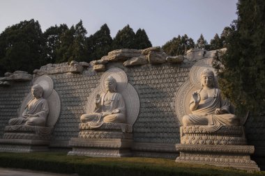 Bin Buda Dağı'nda 3 Buda heykelleri sonbahar akşam, Jinan, Çin