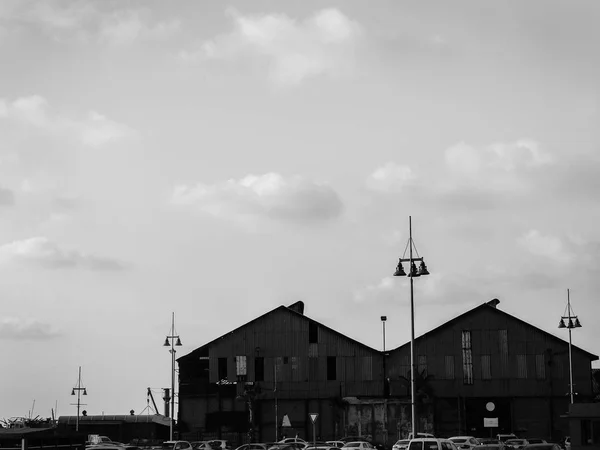 Černá Bílá Městské Pohled Dvou Střechy Velkých Budov Námořního Přístavu — Stock fotografie