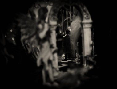 Sihirli ayna, siyah ve beyaz bekliyor, bir Prens figürü yansıması.