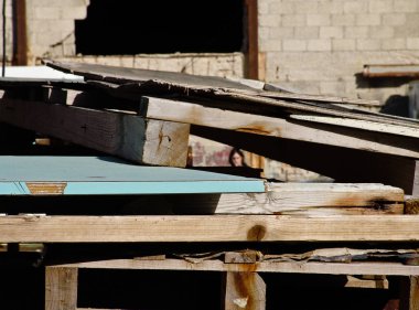 Ahşap inşaat yapıları dışında bir sanayi sitesi, yığılmış.