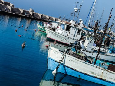 Güzel bir güneşli gün Jaffa limanda, ayakta tekneler.