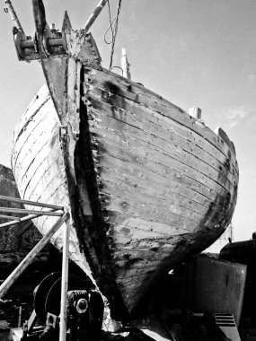 .Siyah ve beyaz, karada düzeltilmesi için ayakta gemi Batığı.