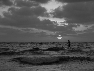 Bir bulutlu gökyüzü altında Beach yaz gün batımı görünümü