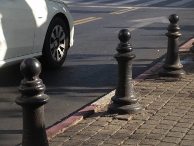 Bir beyaz araba yolun bir diag ile kentsel sokak görünümü