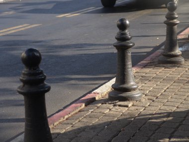 Gün ışığından yararlanma döşeli kaldırım kentsel görünümde üç metal mesajlar