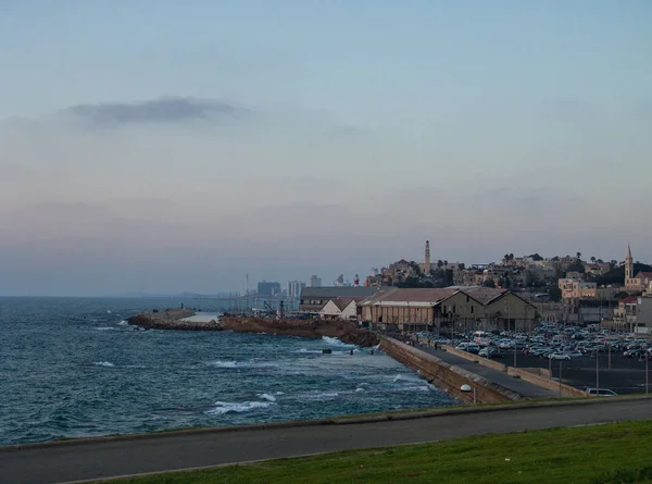 Vue sur le port de Jaffa bal le parc vert regardant vers le bas à l'océan à — Photo