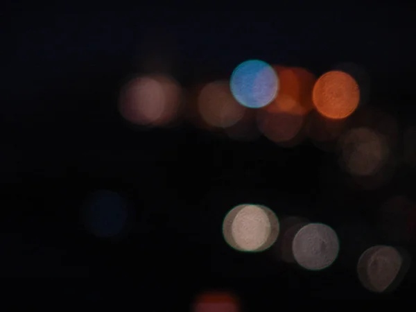 L의 defocused 생생한 다채로운 원의 밤 도시 빛 bokeh — 스톡 사진