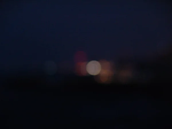 Gece şehir ışıkları bokeh ufuk canlı renkli çevrelerin m — Stok fotoğraf