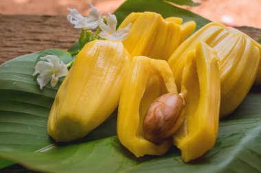 tatlı olgun nefesi ve yeşil muz yaprağı, tropikal meyve döşeme tohum parçalar. yakın çekim