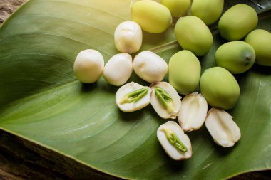 Tazelik Lotus tohum kadar yakın ve yeşil yaprak ahşap arka plan üzerinde döşeme pod