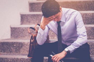 merdiven oturan portföy tutan işadamı vurguladı. iş arama için hayal kırıklığına