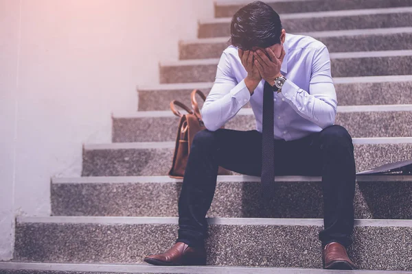 Benadrukt Zakenman Met Hoofdpijn Zit Trap Teleurgesteld Voor Het Zoeken — Stockfoto