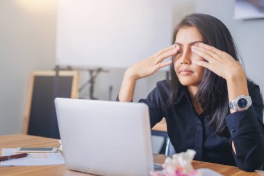 Ofiste çalışma sırasında göz ağrısı ile yorgun işkadını çok.