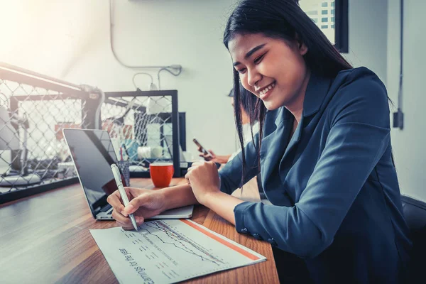 Femme d'affaires analysant ensemble les données dans le travail d'équipe pour la planification et le démarrage d'un nouveau projet — Photo