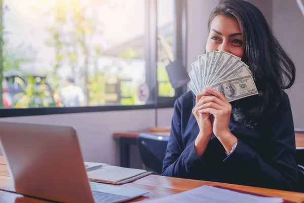 Счастливая женщина с долларовыми деньгами в руках . Лицензионные Стоковые Фото