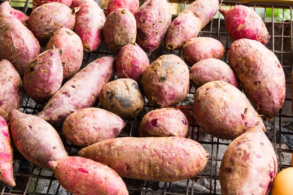 ekmek kızartma makinesi üzerinde pişmiş tatlı patates