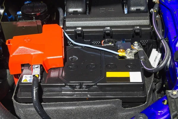 Batterie Mit Batterie Jumper Eingeklemmt Den Strom Wieder Aufzuladen — Stockfoto