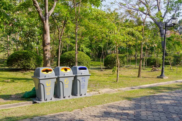 Bahçedeki çöp kutusu.