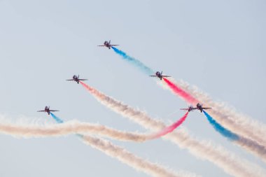 Kırmızı ok flys Enid oluşumu sırasında 2018 Southport airshow aracılığıyla.