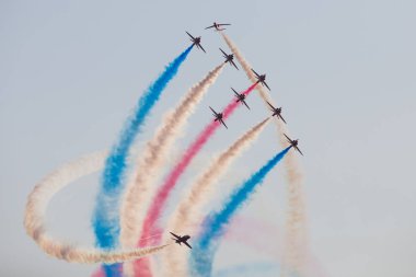 Red Arrows 2018 Southport airshow, kasırga oluşum iki şal çevrede ana oluşumu olarak gerçekleştirme.