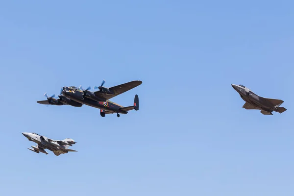 Omaggio Dambusters Squadron Con Bombardiere Lancaster Tornado Gr4 Nuovo 35B — Foto Stock
