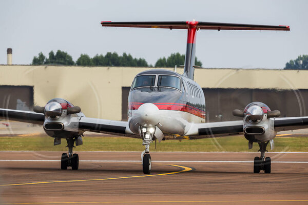 Рейсы авиакомпании King Air с взлетно-посадочной полосы на Королевской международной воздушной татуировке 2018 года в Фэрфорде, Глостершир
.