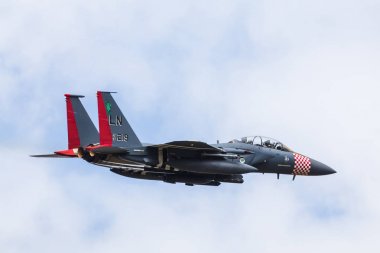 Nisan 2019'da Raf Lakenheath, Suffolk'tan havalandırış eden üç özel renkli mirastan biri Olan F-15e Eagles.
