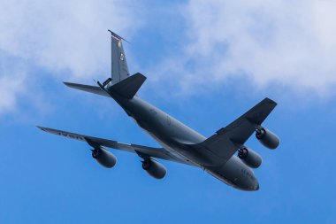 Nisan 2019'da görülen Suffolk'taki Raf Mildenhall pistinde uçarken kc-135r Stratotanker'in alt kısmı.