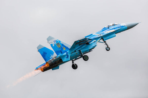 Украинские ВВС Су-27П Фланкер захвачен на Королевских международных воздушных татуировках 2019 года в Фэрфорде
.