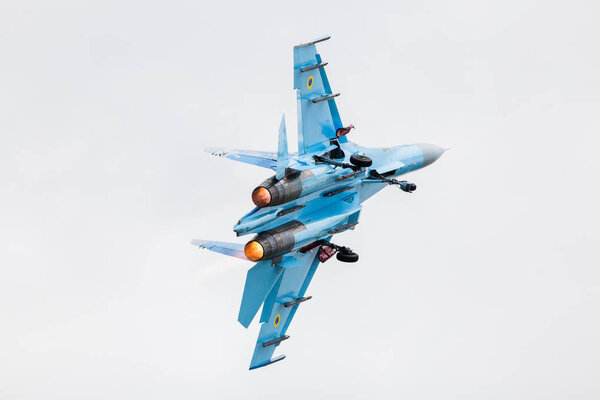 Украинские ВВС Су-27П Фланкер захвачен на Королевских международных воздушных татуировках 2019 года в Фэрфорде
.