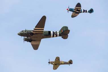 Eylül 2019'da Southport hava gösterisinde yakalanan Britian Memorial Flight Savaşı'nın Spitfire, Hurricane ve Dakota'sı.