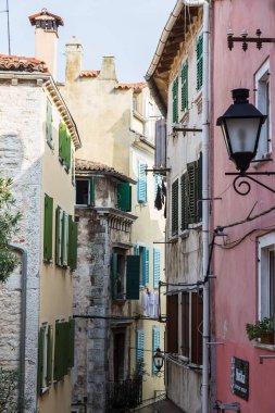 Hırvatistan'ın Rovinj's Old Town büyüleyici ve renkli dar sokakları hayranlıkla.