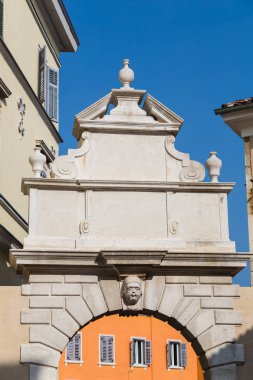 Hırvatistan'ın Rovinj kentindeki üç korunmuş şehir kapısından biri. Başlangıçta ortaçağ duvarları ile birlikte, bir zamanlar bir ada olan eski şehir güvenli yedi kapı vardı.