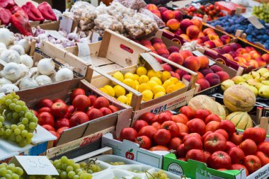 Yerel olarak yetiştirilen meyve ve sebzeler müşterilere satılır gibi Rovinj pazarda zengin renklerin bir çerçeve.