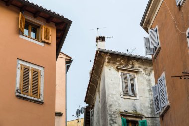 Hırvatistan'da Rovinj'in eski kentini oluşturan tipik renkli binalar.