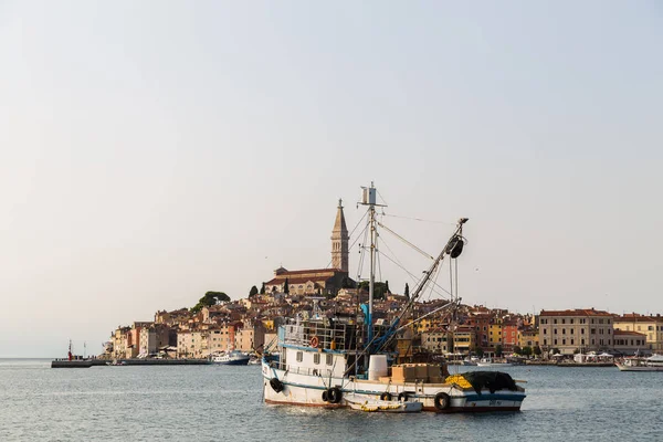 Rovinj Kikötőjének Egy Részén Halászhalászhajó Van Kikötve Háttérben Régi Városka — Stock Fotó