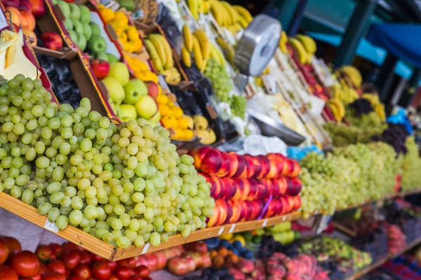 Frutas Frescas Empilhadas Alto Prateleiras Uma Tenda Mercado Rovinj Croácia — Fotografia de Stock