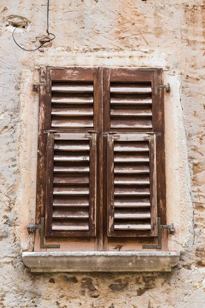 Traditional Wooden Shutters Seen Windows Buildings Pretty Coastal Town Rovinj — Stockfoto