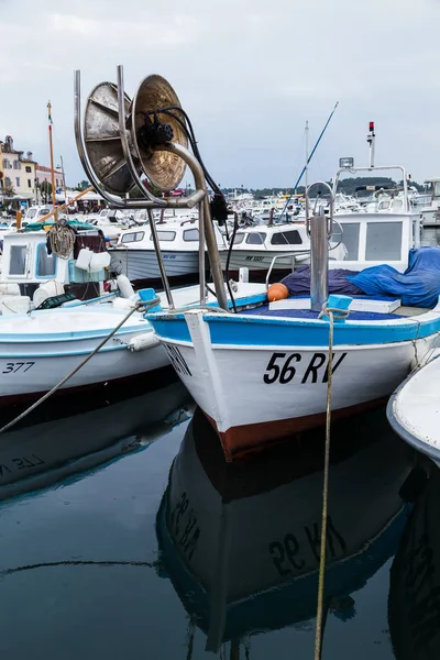 Barco Pesquero Reflexiona Sobre Las Aguas Cristalinas Puerto Rovinj Septiembre — Foto de Stock