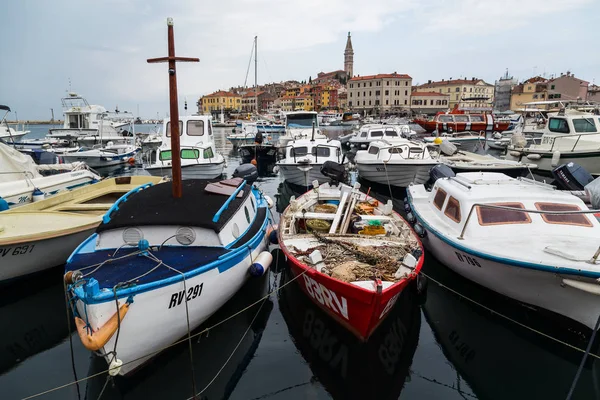 Régi Város Rovinj Egy Dombos Félszigeten Körülvéve Hajók Adriai Tenger — Stock Fotó