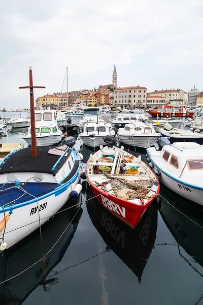 Halászfelszereléssel Teli Színes Hajók Rovinj Kikötőjében Töltik Előteret — Stock Fotó