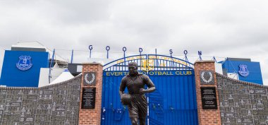 Dixie Dean heykeli Everton FC 'nin İngiltere' deki evinin önündeki Şöhret Duvarı önünde Haziran 2020 'de görüldü..
