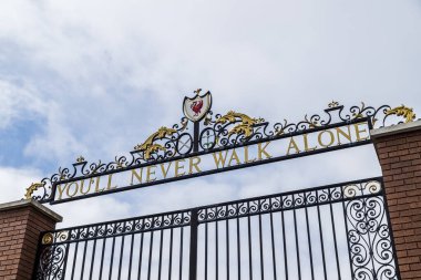 Haziran 2020 'de Liverpool Futbol Kulübü' nün evinin önündeki Shankly Gates 'e bakıyorum..