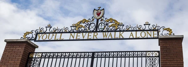 Cultivo Buzón Shankly Gates Visto Fuera Casa Del Liverpool Football —  Fotos de Stock