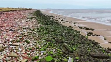 Liverpool yakınlarındaki Crosby Sahili 'nin kuzeyindeki hava manzarasında 2. Dünya Savaşı sırasında Liverpool' da bombalanan binaların kalıntıları ve tuğlaları vardı..