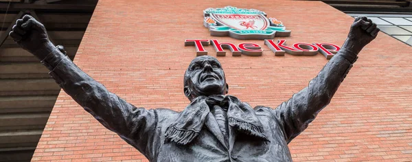 LIVERPOOL, Reino Unido - 17 DE MAYO DE 2018: Estatua de Bill Shankly frente  a Anfield. Es el mánager que lleva a Liverpool a la 1ª división en 1962 y  reconstruyó el