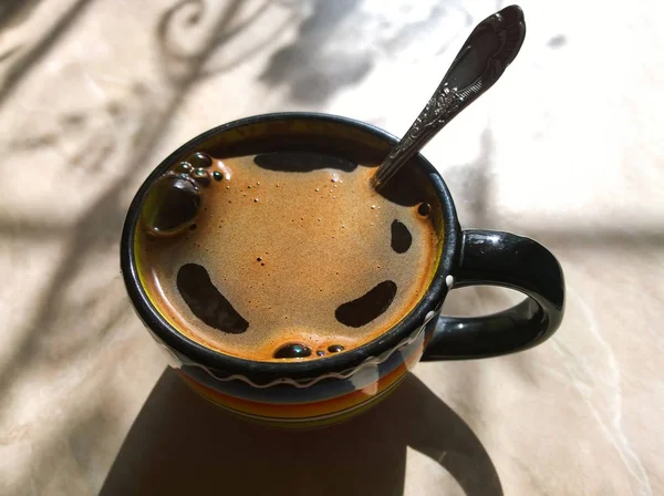 Café Negro Recién Hecho Una Taza Con Una Cuchara Plata — Foto de Stock