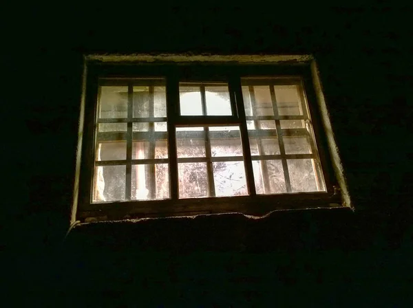 Παλιές Φωτεινές Ορθογώνιο Παράθυρο Βρώμικα Ποτήρια Και Ένα Ξύλινο Πλαίσιο — Φωτογραφία Αρχείου